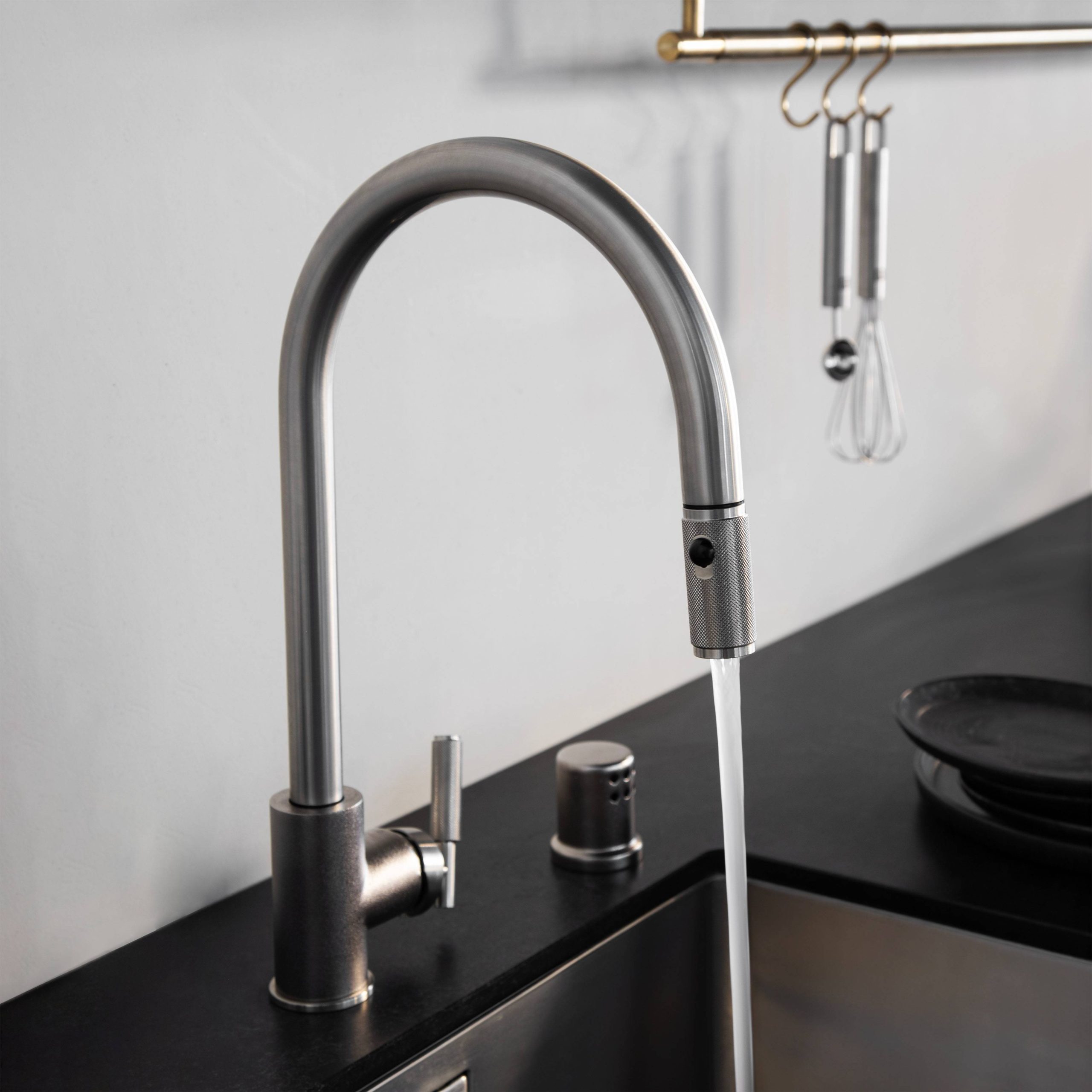 KITCHEN FAUCET / PULL-OUT WITH DUAL SPRAY / LINEAR / STEEL - Image 3