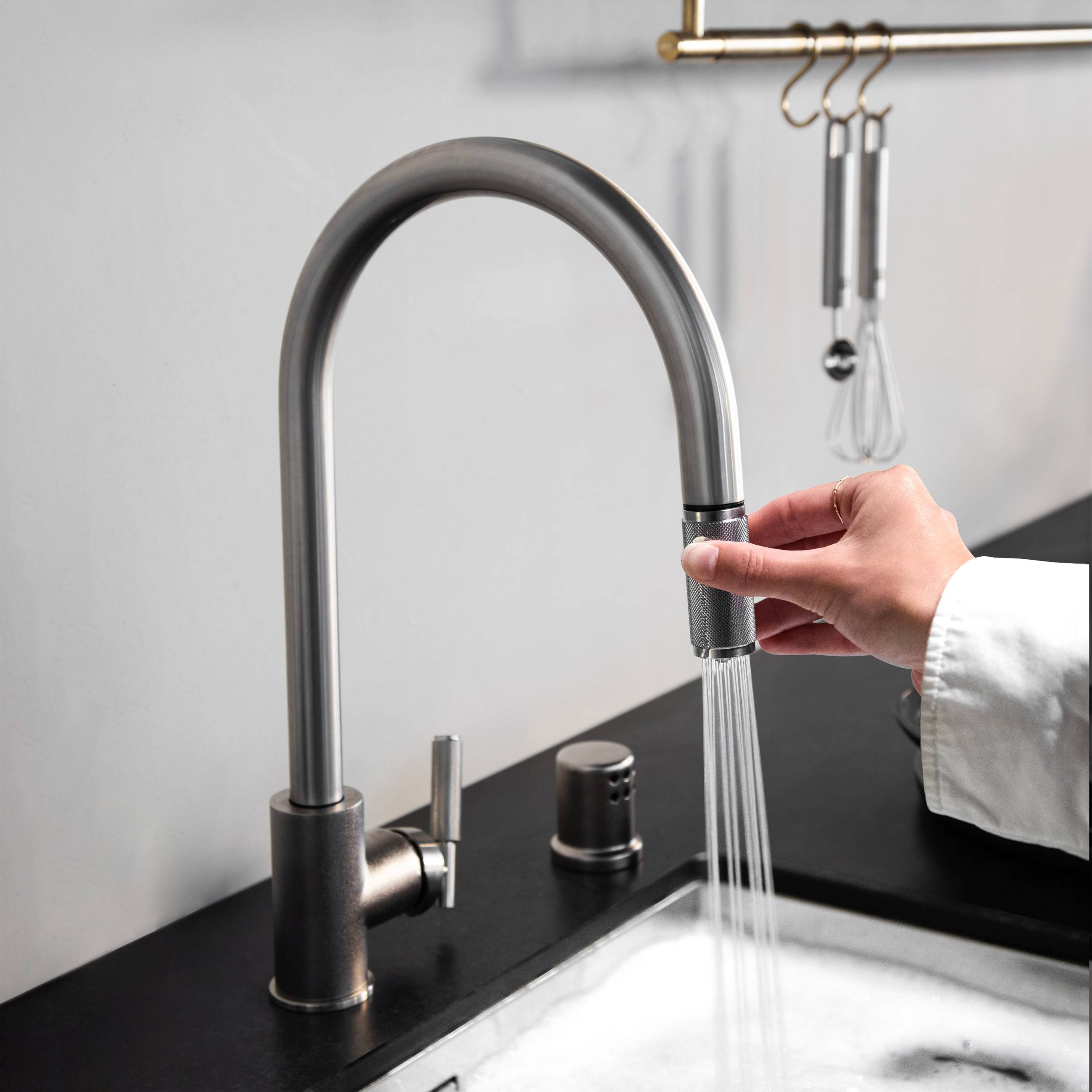 KITCHEN FAUCET / PULL-OUT WITH DUAL SPRAY / LINEAR / STEEL - Image 4