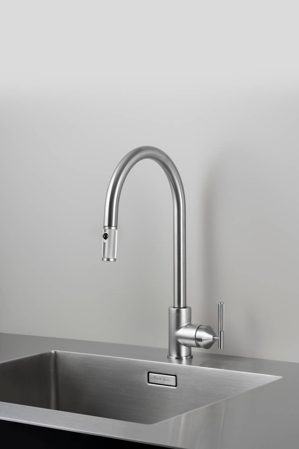 KITCHEN FAUCET / PULL-OUT WITH DUAL SPRAY / LINEAR / STEEL