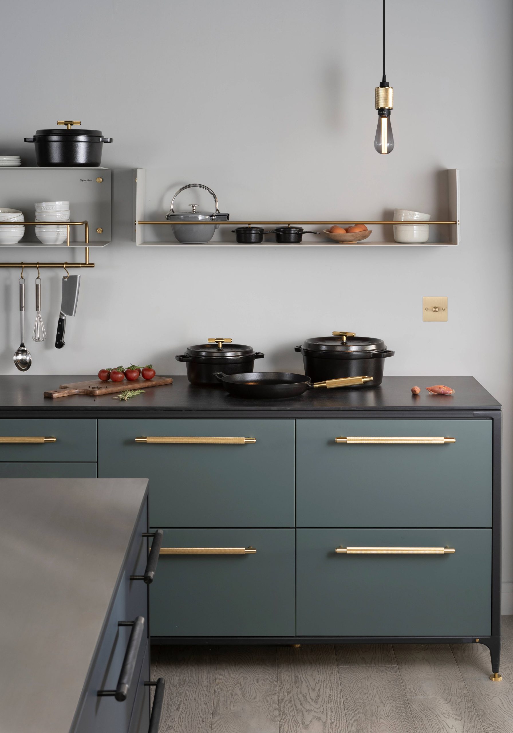 COCOTTE / 9.45 INCHES / CROSS / STAUB / BLACK / BRASS - Image 2