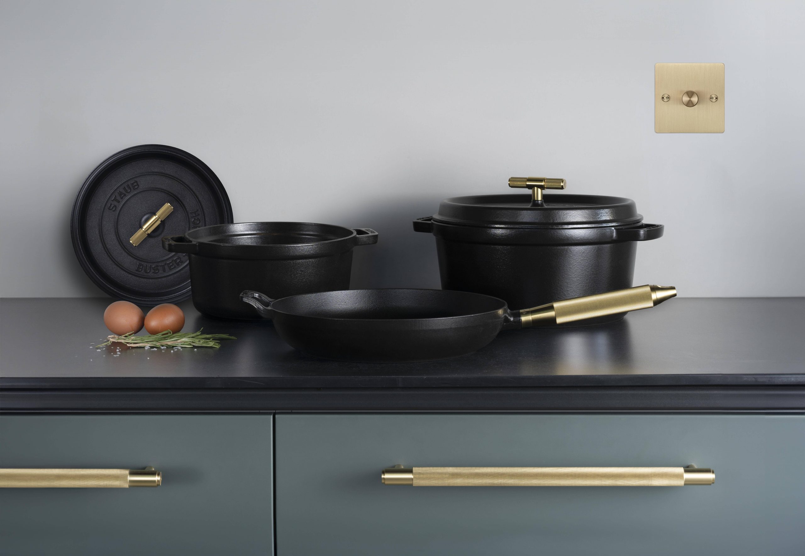 COCOTTE / 9.45 INCHES / CROSS / STAUB / BLACK / BRASS - Image 3