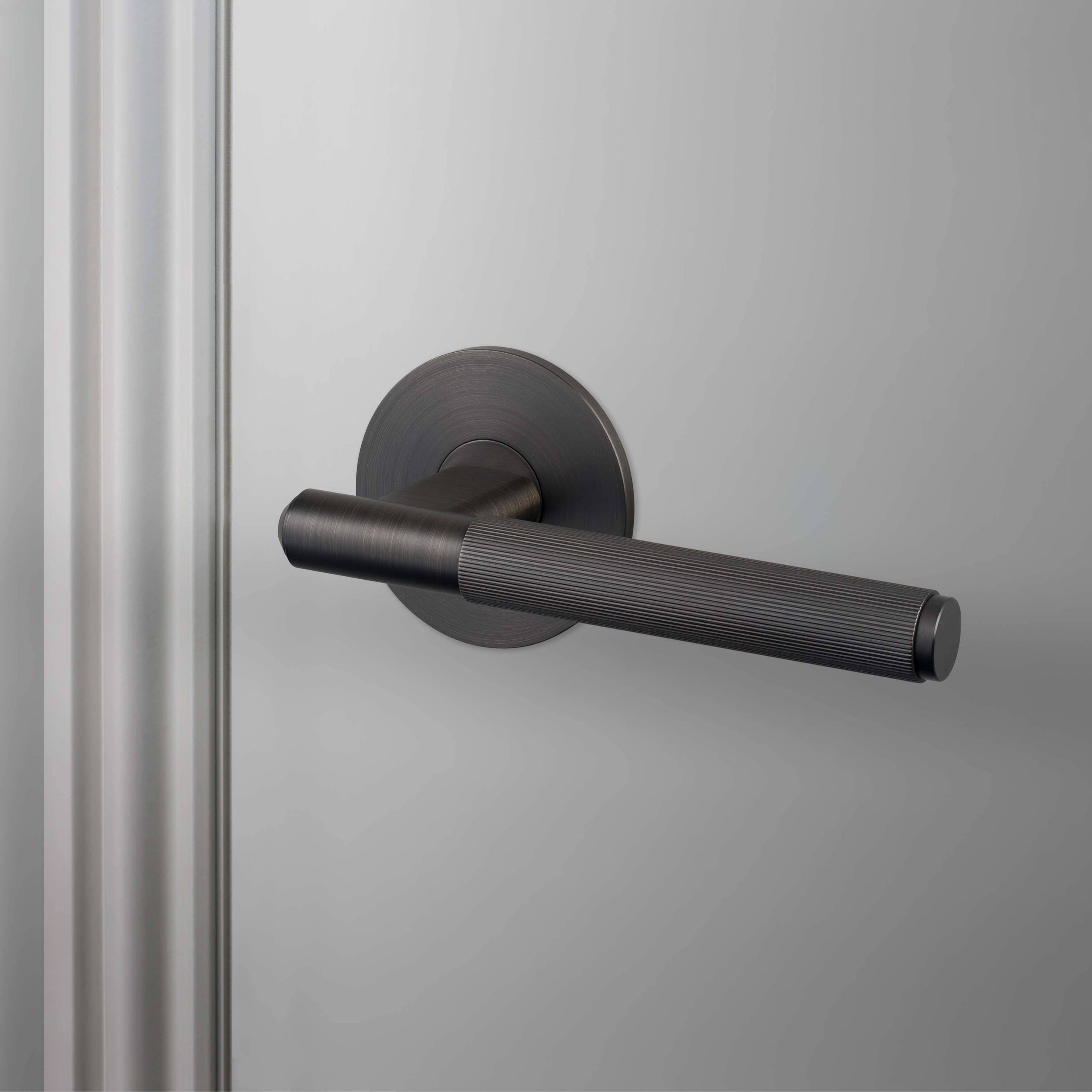 DOOR HANDLE SET / PASSAGE / LINEAR / SMOKED BRONZE
