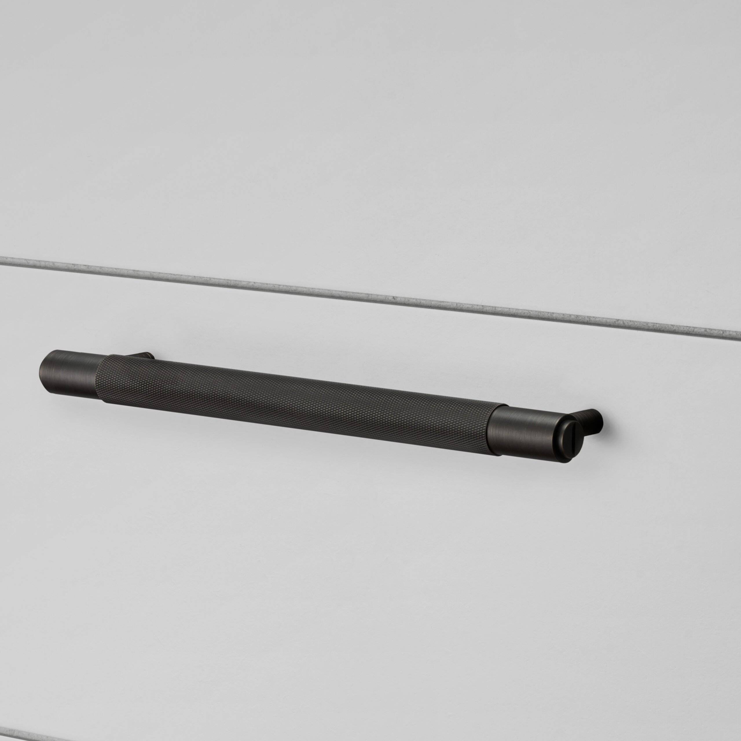 PULL BAR / CROSS / MEDIUM / SMOKED BRONZE